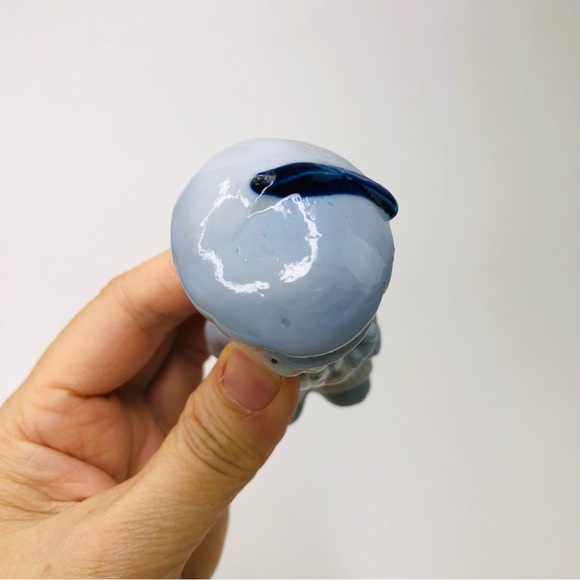 Vintage Holland Dutch Boy Holding Umbrella Porcelain Blue and White Figurine - Picture 6 of 6